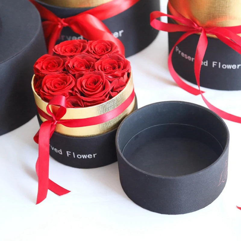 Ewige Rosen im Geschenkbox-Set 
Echte, konservierte Rosen – halten bis zu 3 Jahre ihre natürliche Schönheit.