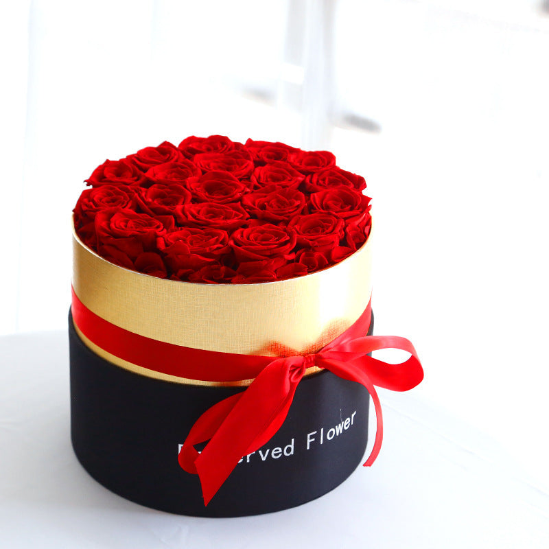 Ewige Rosen im Geschenkbox-Set 
Echte, konservierte Rosen – halten bis zu 3 Jahre ihre natürliche Schönheit.