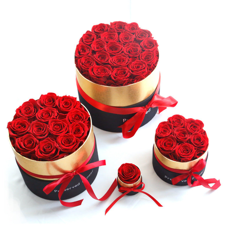 Ewige Rosen im Geschenkbox-Set 
Echte, konservierte Rosen – halten bis zu 3 Jahre ihre natürliche Schönheit.