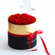 Ewige Rosen im Geschenkbox-Set 
Echte, konservierte Rosen – halten bis zu 3 Jahre ihre natürliche Schönheit.