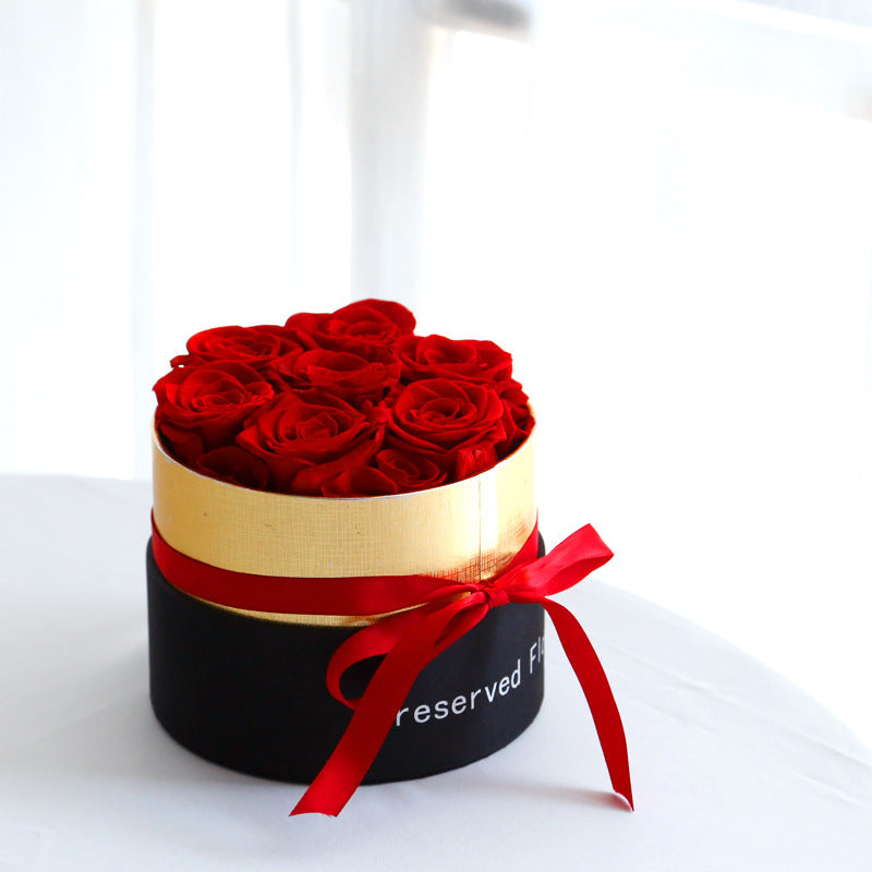 Ewige Rosen im Geschenkbox-Set 
Echte, konservierte Rosen – halten bis zu 3 Jahre ihre natürliche Schönheit.